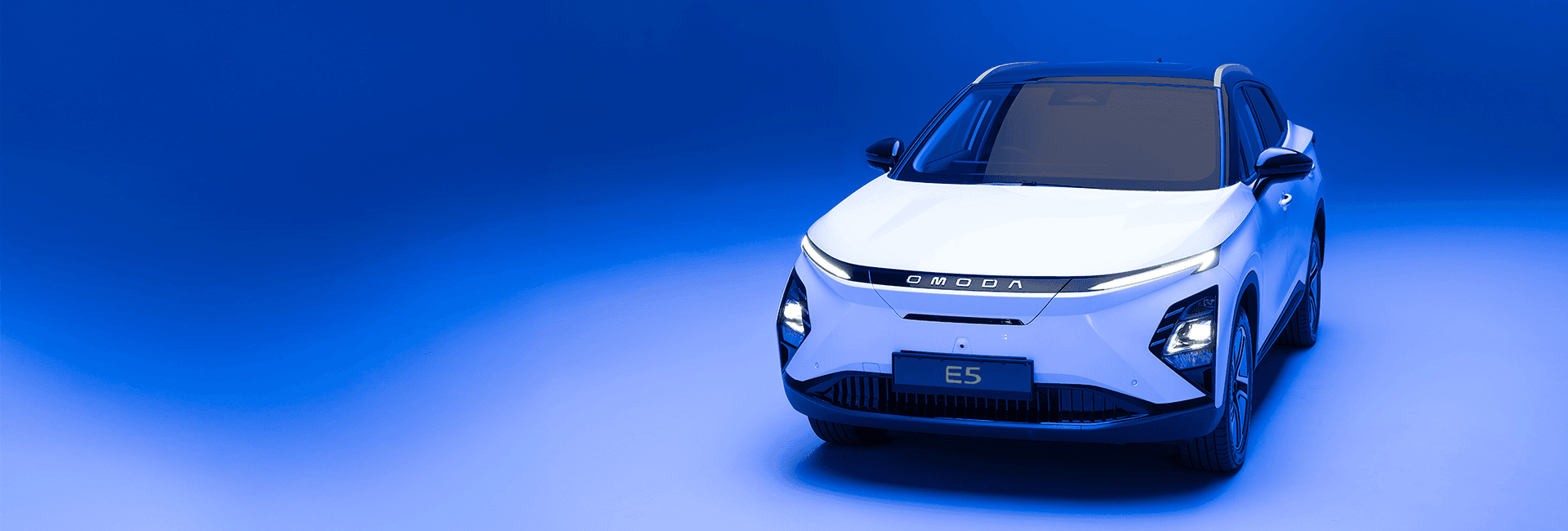 OMODA E5 - Carro elétrico em ambiente urbano futurista