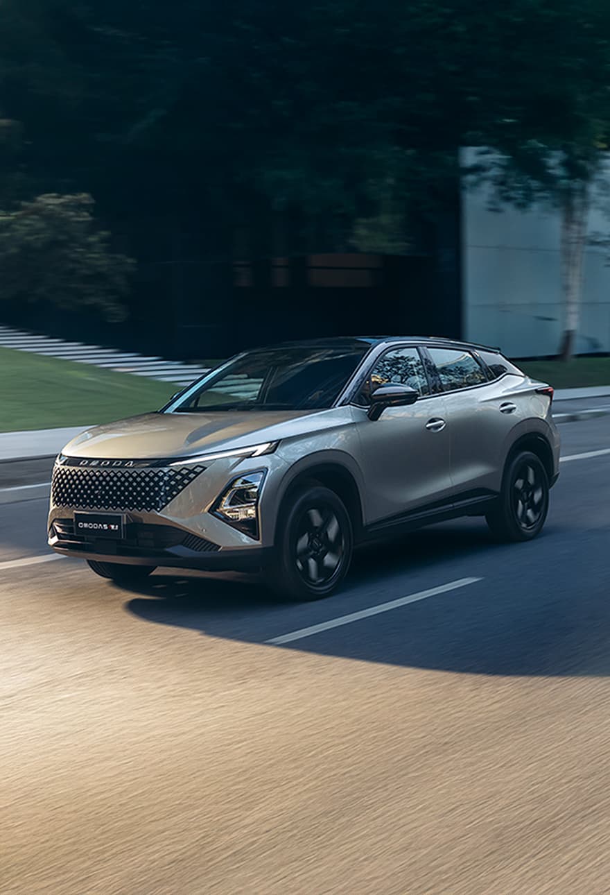 OMODA 5 - Carro híbrido em ambiente urbano