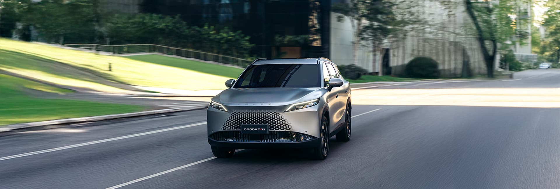 OMODA 7 - Carro híbrido em ambiente urbano