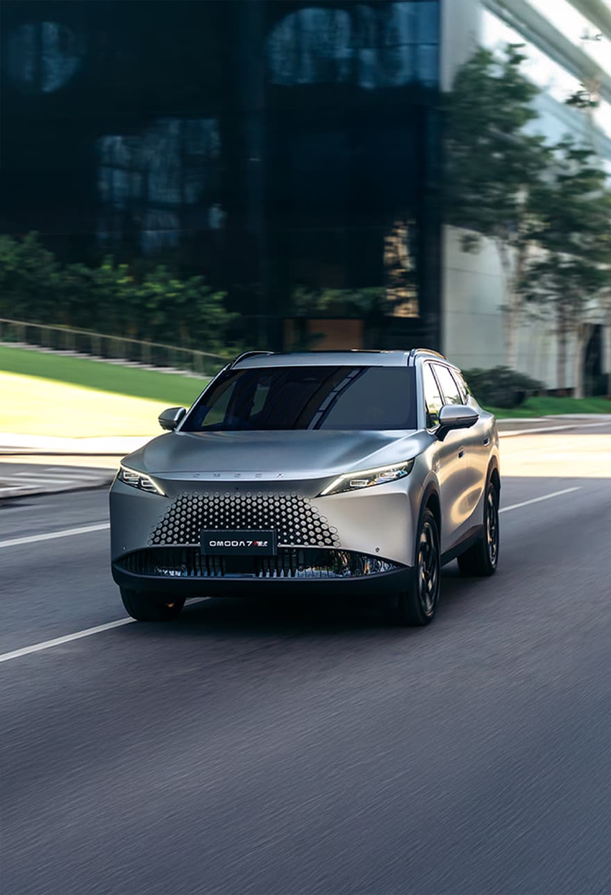 OMODA 7 - Carro híbrido em ambiente urbano